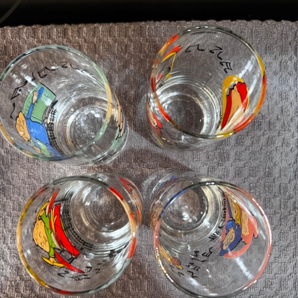 Vintage set of 4 1985 Hardees Chipmunk Glasses - Picture 5 of 6